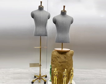 グレー布製　マネキン グレーの布製マネキントルソー：金色の台座付き半身ディスプレイ
