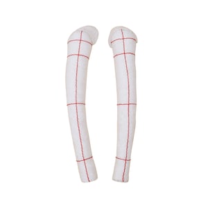 Può includere: Due forme di braccio in tessuto bianco con cuciture rosse, utilizzate per la cucitura e la sartoria.