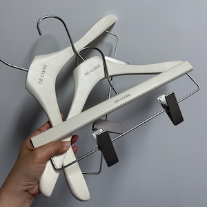 High Quality Wood Hangers for clothes, White Cream garment racks coat clothing rack wooden hanger, Customize Logo Free, Silver Round Hook