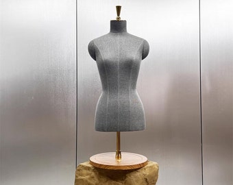 グレーの布製マネキントルソー：金色の台座付き半身ディスプレイ