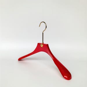 Percha acrílica DE-LIANG, percha acrílica roja, blanca y azul con clip para pantalones para llevar abrigos en bodas, con logotipo dorado original, 50 unidades por caja