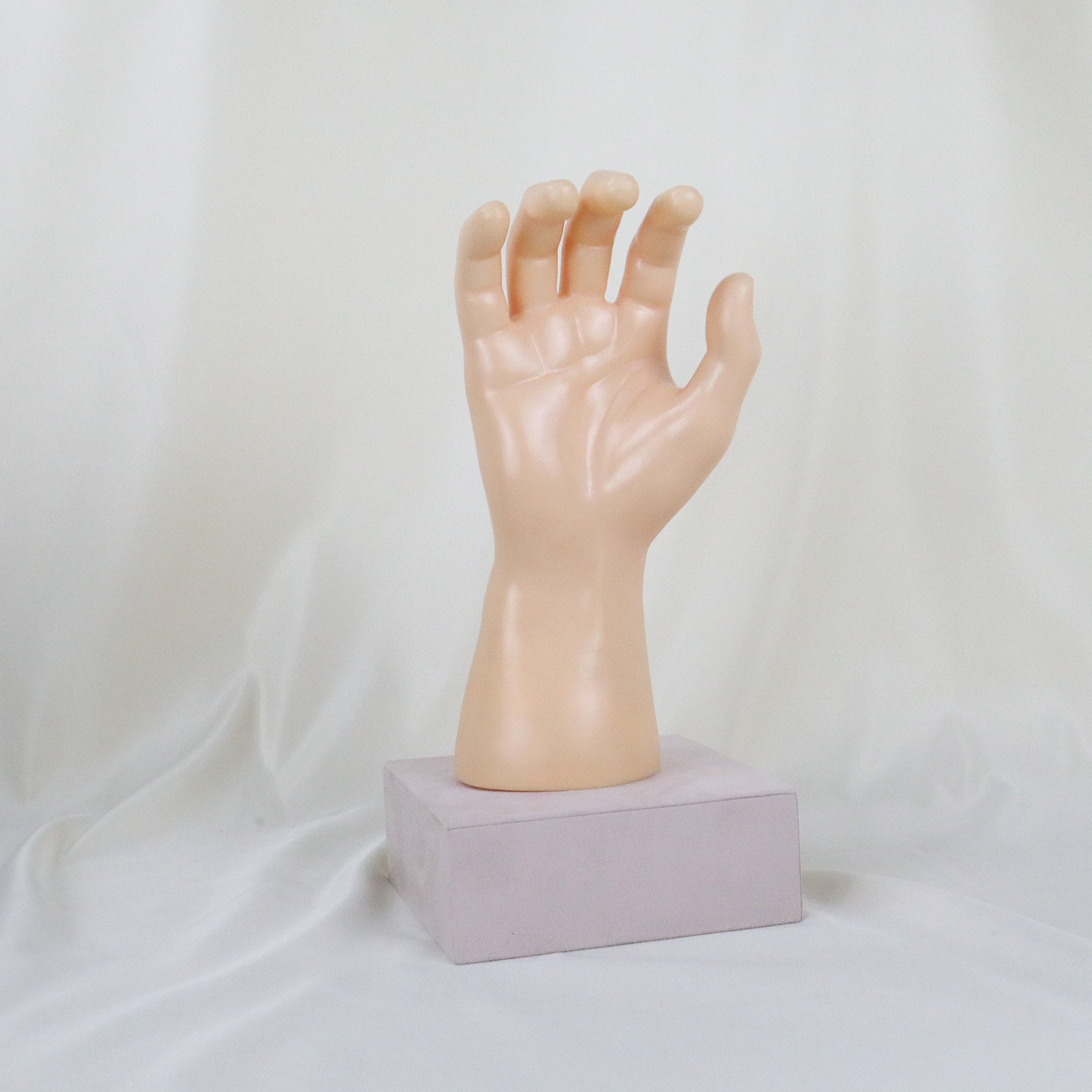 Manichino in gesso bianco: espositore per gioielli - Italia