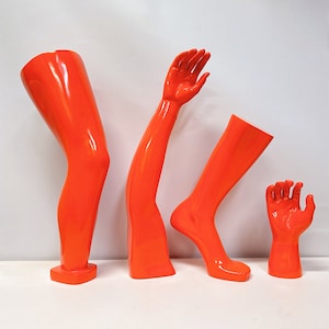 高品質の男性マネキンの手、膝、脚、足首、足のプロテクター小道具、オレンジ色のマネキンディスプレイ小道具は小売、靴、靴下のディスプレイに使用