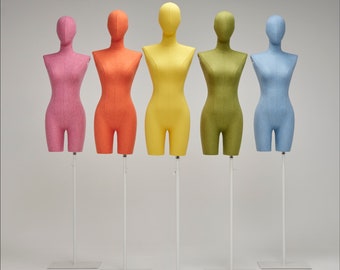 女性用マネキン リネン風生地 リネンの女性マネキン：白い木製のアームが付いた調節可能なドレス