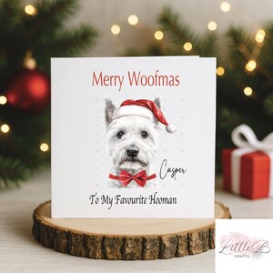 Może przedstawiać: Kwadratowa kartka świąteczna z Westie w czapce Świętego Mikołaja i czerwonej muszce. Na kartce napisano "Merry Woofmas" i "To My Favourite Hooman". Imię psa, "Casper", jest również napisane na kartce.