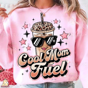 Coole Mama Brennstoff PNG Eiskaffee, Sublimationsdesign Digitaler Download, süße Mama Leben Shirt Grafik Leopard Print Tasse, lustiger Koffeinliebhaber Png