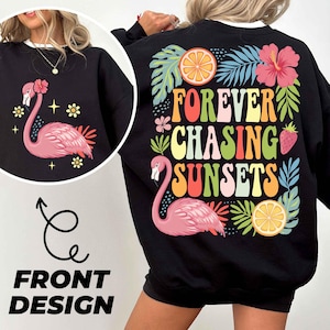 Forever Chasing Sunsets Sublimation Design, fichier numérique flamant rose tropical, chemise colorée de fleurs de fruits d'été PNG, coucher de soleil rétro Art Png