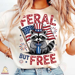 Design de sublimação Feral But Free, arquivo digital de guaxinim patriótico, PNG engraçado de 4 de julho, arte de camisa da liberdade dos EUA, clipart do Dia da Independência