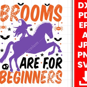 以下が含まれることがあります： 馬に乗った魔女の紫色のシルエット。テキスト「Brooms Are For Beginners」は、オレンジと黒の文字で書かれており、その周りをクモの巣とコウモリが囲んでいます。