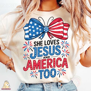 Elle aime Jésus et l'Amérique en sublimation, fichier numérique avec noeud patriotique, chemise foi 4 juillet PNG, Christian USA Clipart Png