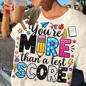 Puede incluir: Una taza de cer&aacute;mica blanca con un asa negra y el texto "But First, Coffee" en un estilo manuscrito. La taza est&aacute; sobre una superficie blanca. La taza mide 10 cm de alto.