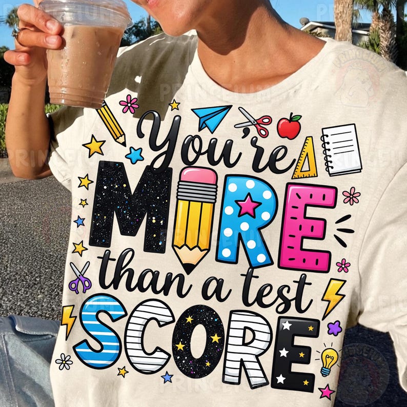 Puede incluir: Una taza de cer&aacute;mica blanca con un asa negra y el texto "But First, Coffee" en un estilo manuscrito. La taza est&aacute; sobre una superficie blanca. La taza mide 10 cm de alto.