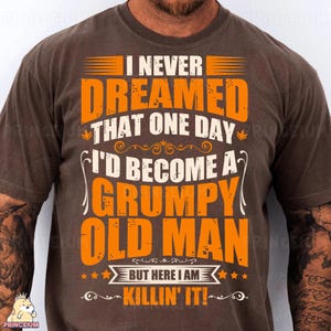 Grumpy Old Man PNG, Funny Fathers Day Sublimation Design, I Never Dreamed I’d Be Clipart, Sarcastic Retro Dad Quote Digital Download Png