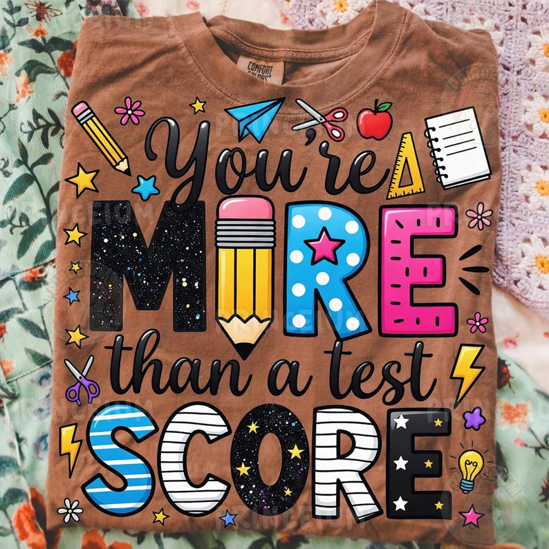 Eres más que una calificación de examen PNG, diseño motivacional para el día de exámenes del profesor con lápiz Apple Notebook, estudiante imagen 5