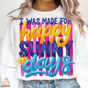 Może przedstawiać: Biała bluza z napisem "I WAS MADE FOR happy SUNNY days" w kolorowym wzorze. Tekst jest w kolorze ż&oacute;łtym, niebieskim i turkusowym, z małą grafiką uśmiechniętego słońca. Tło ma r&oacute;żowe i białe pionowe paski.