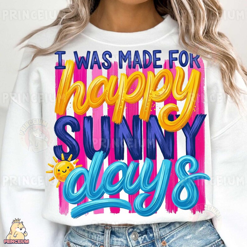 Może przedstawiać: Biała bluza z napisem "I WAS MADE FOR happy SUNNY days" w kolorowym wzorze. Tekst jest w kolorze ż&oacute;łtym, niebieskim i turkusowym, z małą grafiką uśmiechniętego słońca. Tło ma r&oacute;żowe i białe pionowe paski.