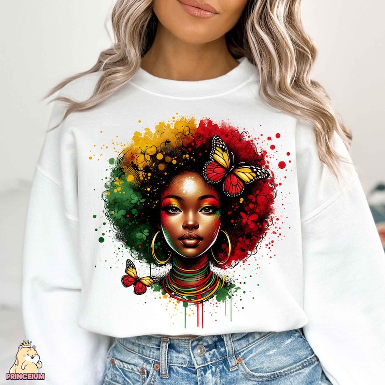K&ouml;nnte beinhalten: Wei&szlig;er Pullover mit einem bunten Grafikdruck einer Frau mit Afrofrisur und Schmetterlingen. Die Grafik ist in Rot-, Gr&uuml;n-, Gelb- und Schwarzt&ouml;nen gehalten.