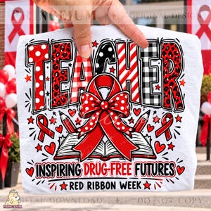 Puede incluir: Una camiseta blanca con la palabra TEACHER en patrones rojos y negros, un gran lazo rojo, un libro abierto, dos lápices y cintas rojas pequeñas. El texto dice INSPIRING DRUG-FREE FUTURES y RED RIBBON WEEK con estrellas y corazones rojos.