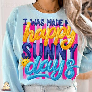 Może przedstawiać: Jasnoniebieska bluza z napisem "I WAS MADE FOR happy SUNNY days" w kolorze ż&oacute;łtym, niebieskim i r&oacute;żowym. Dołączona jest r&oacute;wnież grafika uśmiechniętego słońca. Bluza ma swobodny styl.