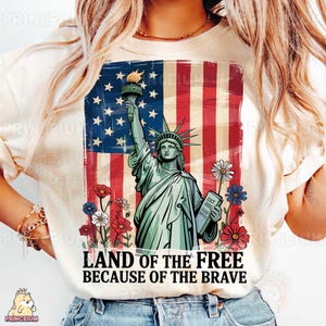 Terra dos Livres Por Causa do Bravo Design de Sublimação, Arquivo Digital da Estátua da Liberdade, PNG Patriótico do 4 de Julho, Camiseta com Bandeira dos EUA