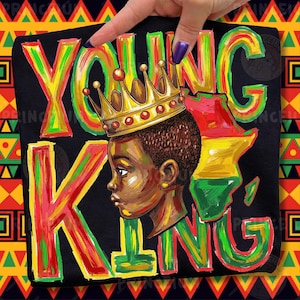Puede incluir: Camiseta negra con la frase "YOUNG KING" en letras coloridas. El diseño incluye una ilustración de una persona joven con una corona dorada y un mapa de África en rojo, amarillo y verde.