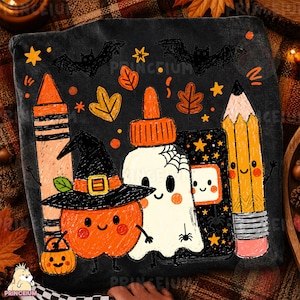 Op de afbeelding: Een zwart stoffen item met een kleurrijke afbeelding van een lachende oranje pompoen met een heksenhoed, een wit spookje, een geel potlood en een oranje kleurpotlood. Het ontwerp bevat herfstbladeren, zwarte vleermuizen en kleine sterren.