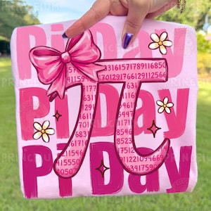 Puede incluir: Camiseta rosa con las palabras "Pi Day" en una fuente audaz y estilizada. El diseño incluye un gran lazo rosa, flores decorativas y el símbolo pi. Los números están dispersos por todo el diseño.