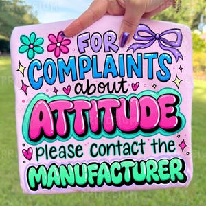 Para reclamações sobre a atitude, entre em contato com o fabricante. PNG, Frase engraçada e atrevida de mãe com laço e flores, sarcástica.