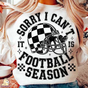 Lo siento, no puedo. Es temporada de fútbol. PNG, sublimación de casco a cuadros, descarga digital de fútbol rosa, diseño de sublimación para aficionados al deporte. PNG