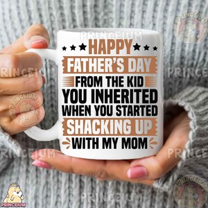 Pu&ograve; includere: Una tazza in ceramica bianca con testo marrone e nero che recita: HAPPY FATHER'S DAY FROM THE KID YOU INHERITED WHEN YOU STARTED SHACKING UP WITH MY MOM. Il design include stelle nere e linee orizzontali e decorazioni a foglia color marrone.