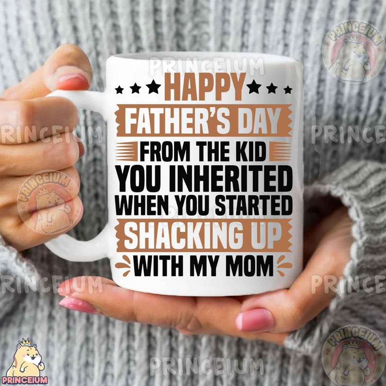 Pu&ograve; includere: Una tazza in ceramica bianca con testo marrone e nero che recita: HAPPY FATHER'S DAY FROM THE KID YOU INHERITED WHEN YOU STARTED SHACKING UP WITH MY MOM. Il design include stelle nere e linee orizzontali e decorazioni a foglia color marrone.