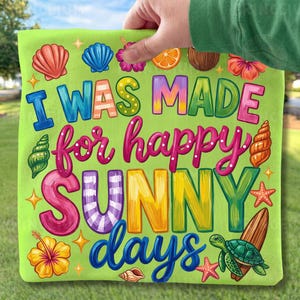 Könnte beinhalten: Ein leuchtend grünes Kissen mit dem Schriftzug "I WAS MADE for happy SUNNY days" in bunten, verspielten Buchstaben. Das Design umfasst Muscheln, Seesterne, eine Schildkröte, ein Surfbrett und tropische Blumen.