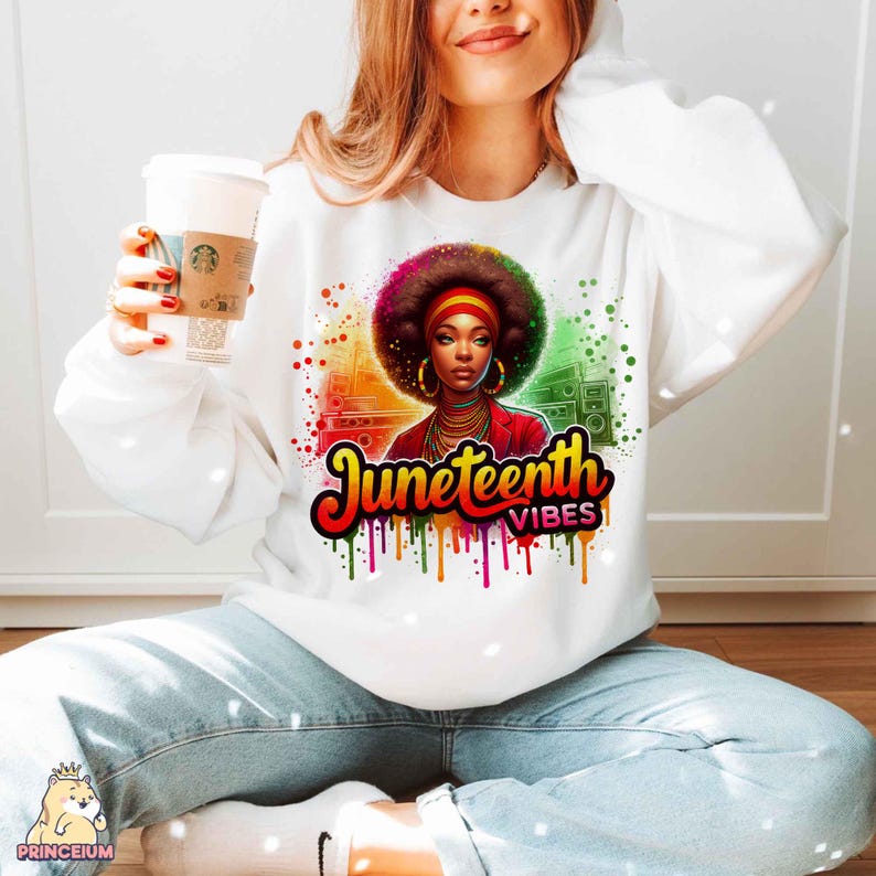 K&ouml;nnte beinhalten: Wei&szlig;es Sweatshirt mit einem bunten Grafikdesign, das eine Frau mit Afro, einen Ghettoblaster und den Text "Juneteenth Vibes" zeigt.