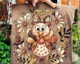 Op de afbeelding: Een bruin vierkant kussen met een cartoon kalkoen ontwerp. De kalkoen heeft een geruite strik en is omringd door bloemen en bladeren. De kalkoen heeft een rode lellen en is versierd met bruine en witte stippen. Het kussen heeft een zacht, getextureerd uiterlijk.