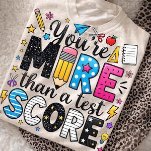 Puede incluir: Una taza de cer&aacute;mica blanca con un asa negra y el texto "But First, Coffee" en un estilo manuscrito. La taza est&aacute; sobre una superficie blanca. La taza mide 10 cm de alto.