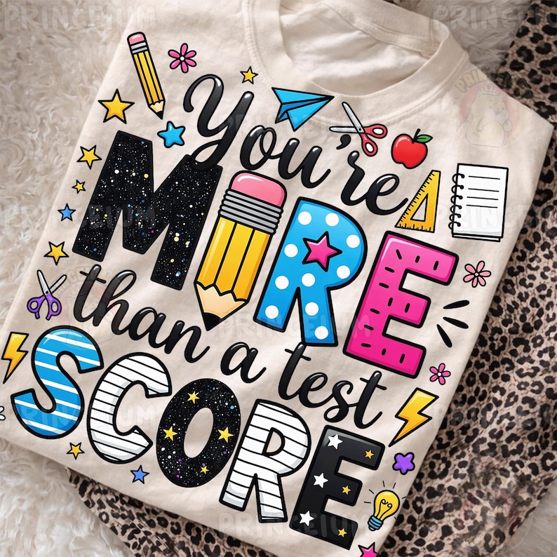 Puede incluir: Una taza de cer&aacute;mica blanca con un asa negra y el texto "But First, Coffee" en un estilo manuscrito. La taza est&aacute; sobre una superficie blanca. La taza mide 10 cm de alto.