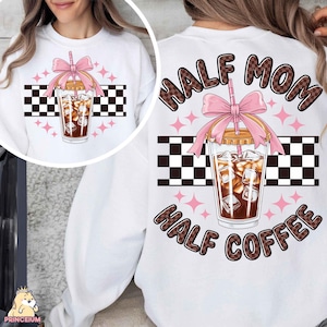 Diseño de sublimación "mitad mamá, mitad café", archivo digital con lazo a cuadros de café helado, divertida cita de cafeína, camiseta de mamá, Día de la Madre, PNG