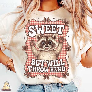 Doux mais va jeter les mains conception de sublimation de chemise de raton laveur, fichier numérique animal drôle mignon, Style rétro PNG pour chemise bricolage doux png