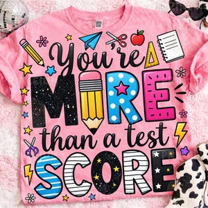 Puede incluir: Un juego de tres tazas de cer&aacute;mica con un acabado mate moteado. Las tazas son en tonos crema, gris claro y gris oscuro. Cada taza tiene un dise&ntilde;o simple y minimalista y un asa redondeada.