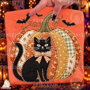 Könnte beinhalten: Ein orangefarbenes Stoffquadrat mit einem applizierten Kürbisdesign, das verschiedene gemusterte Abschnitte in Blumen-, Punkt- und Karodrucken aufweist. Eine schwarze Katze mit einer karierten Fliege sitzt in der Mitte, umgeben von gestickten schwarzen Fledermäusen.