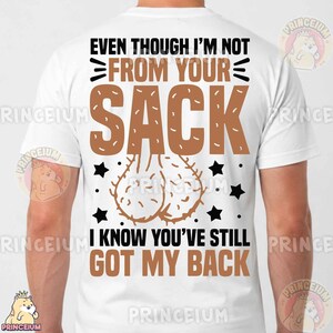 Pu&ograve; includere: Una t-shirt bianca a maniche corte con testo nero e marrone che recita: "EVEN THOUGH I'M NOT FROM YOUR SACK I KNOW YOU'VE STILL GOT MY BACK." Il design include un'illustrazione a linee marroni di testicoli e accenti a forma di stella.