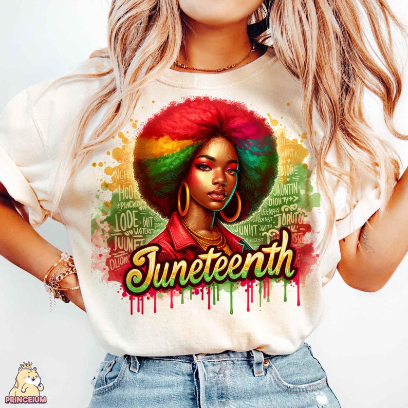 K&ouml;nnte beinhalten: Ein wei&szlig;es T-Shirt mit einer farbenfrohen Illustration einer Frau mit Afro-Frisur. Die Illustration ist von einem aquarellartigen Hintergrund umgeben, auf dem das Wort "Juneteenth" in einer fetten, bunten Schrift steht.