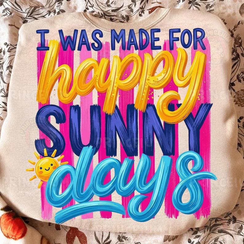 Może przedstawiać: Kremowa bluza z napisem "I WAS MADE FOR happy SUNNY days" w jaskrawoż&oacute;łtych, niebieskich i r&oacute;żowych literach. Dołączona jest grafika uśmiechniętego słońca. Projekt posiada pionowe r&oacute;żowe paski.