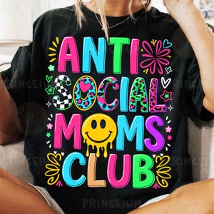 Diseño de sublimación del Club de Madres Antisociales, archivo digital retro divertido, cara sonriente con gotas PNG, clipart colorido de la vida de mamá, letras con estampado de leopardo