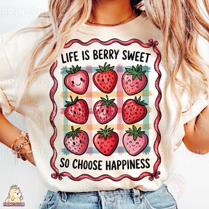 Diseño de sublimación "La vida es dulce", archivo digital de fresa, frase positiva linda PNG, diseño de camiseta "Elige la felicidad" (Png)