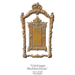 Op de afbeelding: Een gouden metalen lijst met sierlijke details, die lijkt op een vintage spiegel. De lijst is 12,7 cm bij 20,3 cm en is gelabeld met "Vintage Reflection", artikelnummer 676360 en het merk "Décor Moulds".