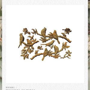 Könnte beinhalten: Ein dekoratives Relief in Bronzetönen mit Vögeln auf Ästen mit Blättern und Blüten. Der Text "DECOR MOULDS®" steht oben und "681661 - WHISPERS OF WINGS" unten. Das Design ist vor einem weißen Hintergrund.