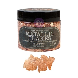 Könnte beinhalten: Ein durchsichtiger Kunststoffbehälter gefüllt mit kupferfarbenen Metallflocken, verschlossen mit einem schwarzen Deckel. Das Etikett trägt die Aufschrift Art Ingredients Metallic Flakes Copper 5 fl. oz. (150 ml). Vor dem Behälter liegt ein kleiner Haufen dünner, reflektierender Kupferflocken.