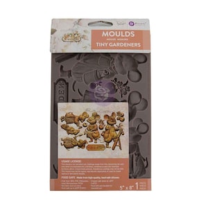 Könnte beinhalten: Eine graue Silikonform zum Basteln mit einem Design von kleinen Mausgärtnern. Die Verpackung enthält den Text "MOULDS TINY GARDENERS" und misst 12,7 cm x 20,3 cm. Die Form ist lebensmittelecht und für verschiedene Bastelprojekte geeignet.