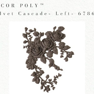 Könnte beinhalten: Dekorative, dunkelbraune Blumenapplikation mit Rosen und Blättern. Der Text "DECOR POLY" und "Velvet Cascade - Left - 678661" ist oben aufgedruckt. Geeignet für Heimdekoration oder Bastelprojekte.